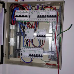 Tablero eléctrico con protecciones y cableado