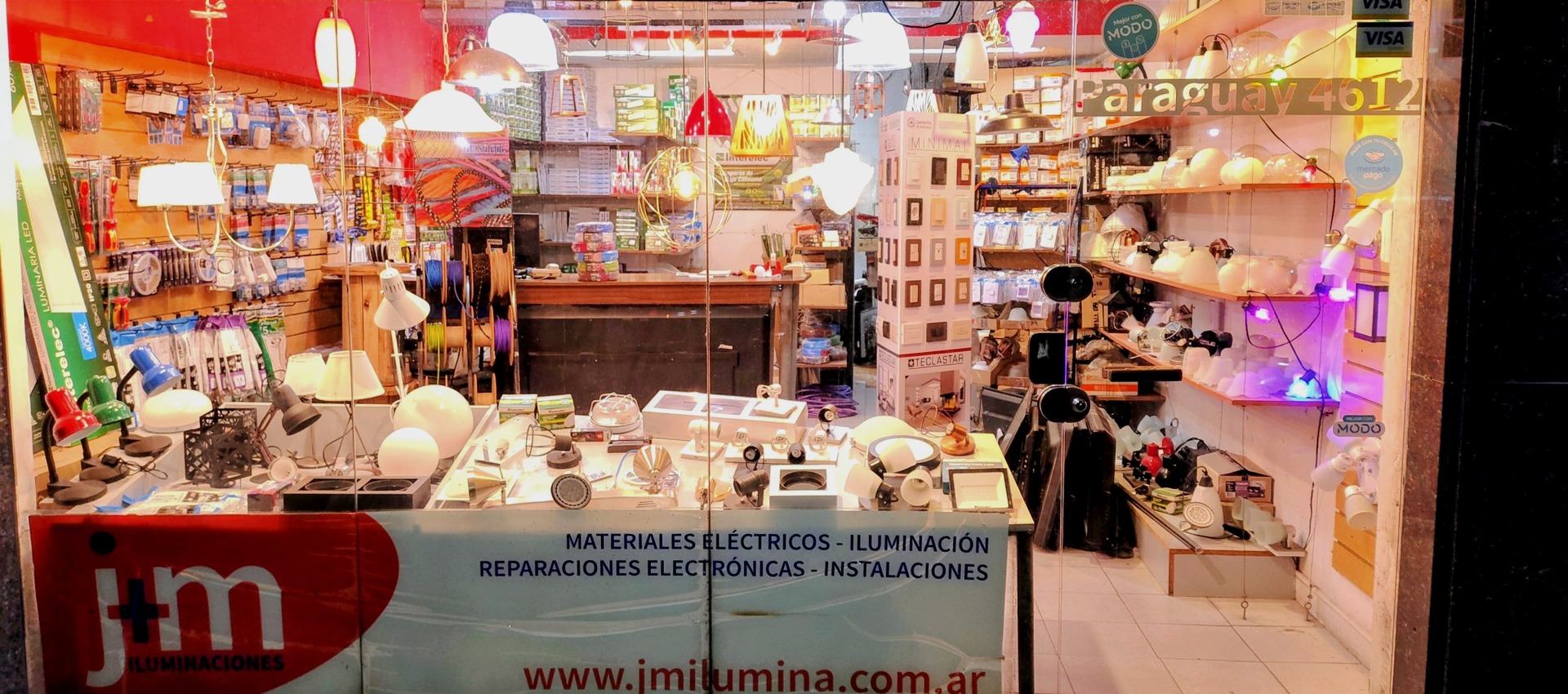 Frente e interior del local de JM Iluminaciones en Palermo